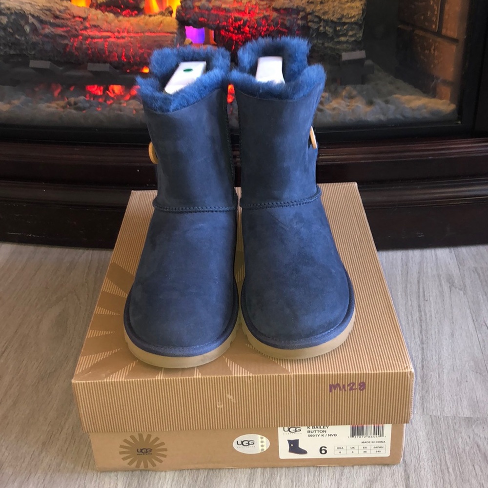 NIB Blue Bailey Button Short UGGS